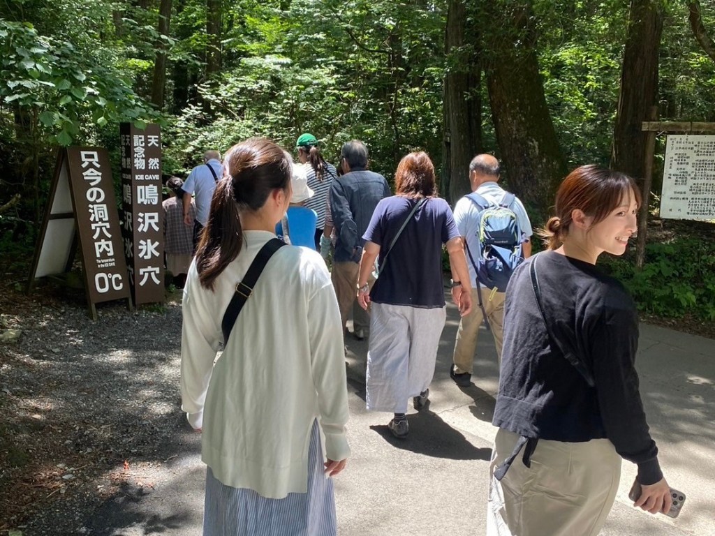 屈みながら進んだ氷穴