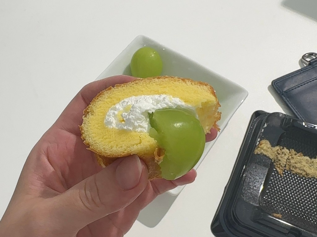 もらったお土産で腹を満たしている