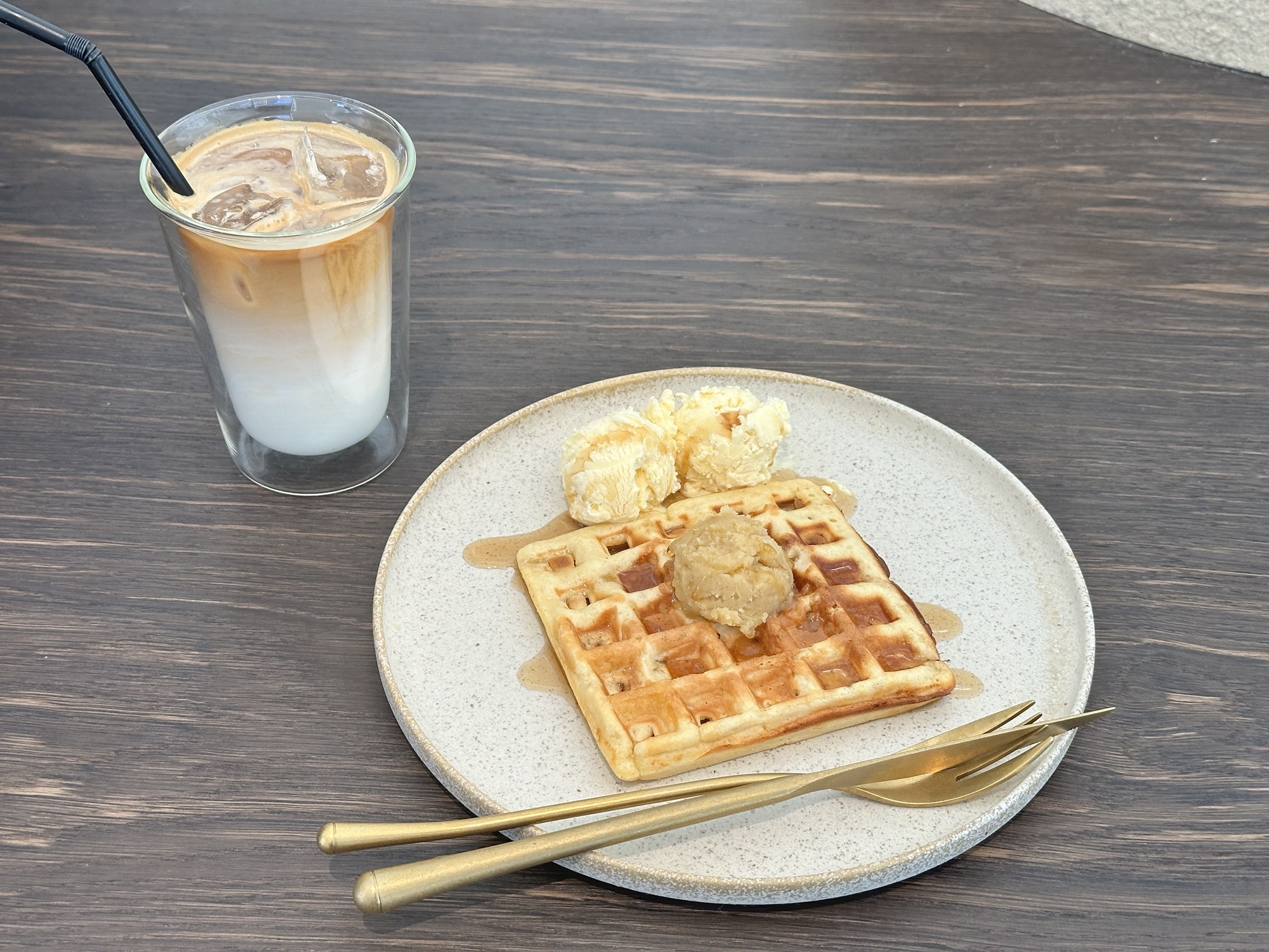 オフィス街の無機質カフェ – ayanx blog